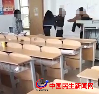 山東現(xiàn)代學(xué)院高校輔導(dǎo)員在教室內(nèi)毆打女生，校方：正在核查中