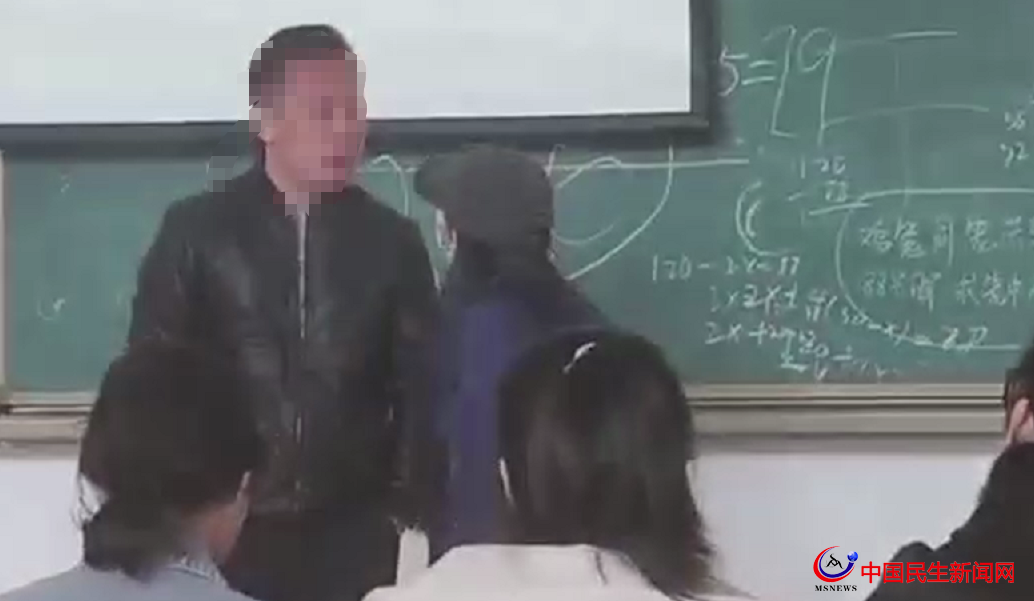 網(wǎng)傳山東一高校輔導(dǎo)員在教室內(nèi)毆打女生，校方：正在核查中