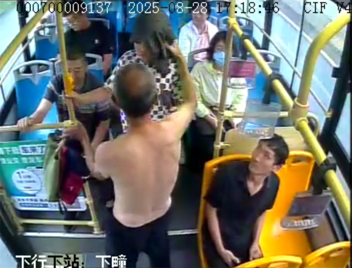 大雨中遞出“暖心傘”，膠州公交司機(jī)善舉獲乘客點贊
