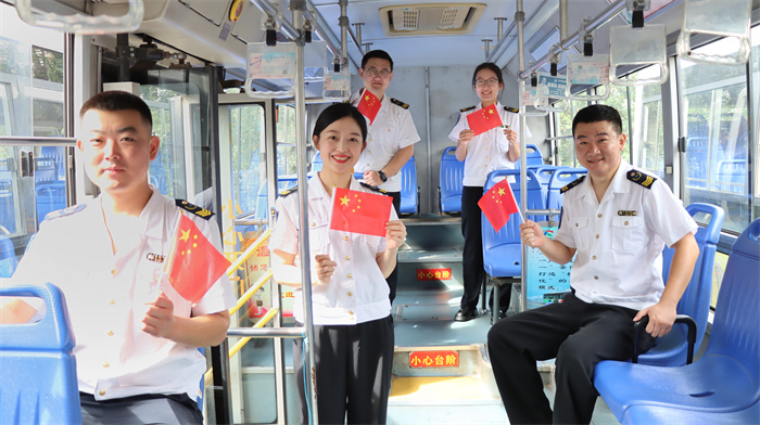 公交“盛裝”迎國慶  青島膠州市移動(dòng)車廂傳深情