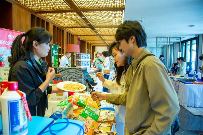 膠州市里岔鎮(zhèn)“里岔樂購季”食品選品節(jié)溫馨啟幕，本土好物“香”飄滿園